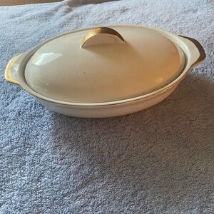 Elegant Cream Oval Casserole Dish with Lid